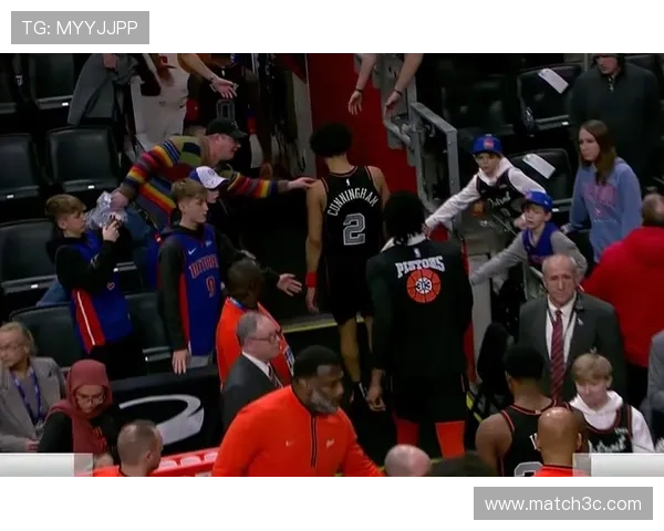 终场绝杀引爆全场球迷热议冠军归属悬念再起今夜巅峰对决燃爆联盟 - 副本 (7) - 副本 终场绝杀引爆全场球迷热议冠军归属悬念再起今夜巅峰对决燃爆联盟 - 副本 (7) - 副本